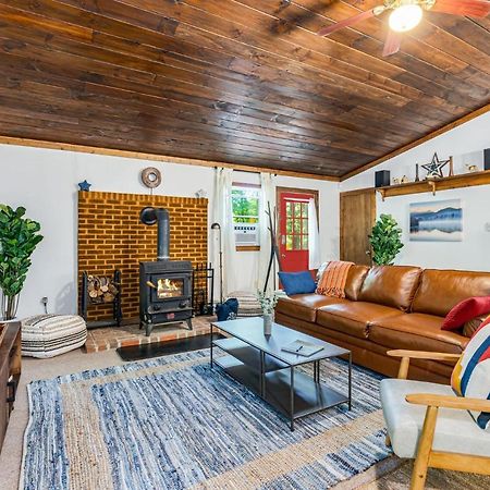 Secluded W Hot Tub, Fire Pit, Deck & Updated Wifi Great Cacapon エクステリア 写真