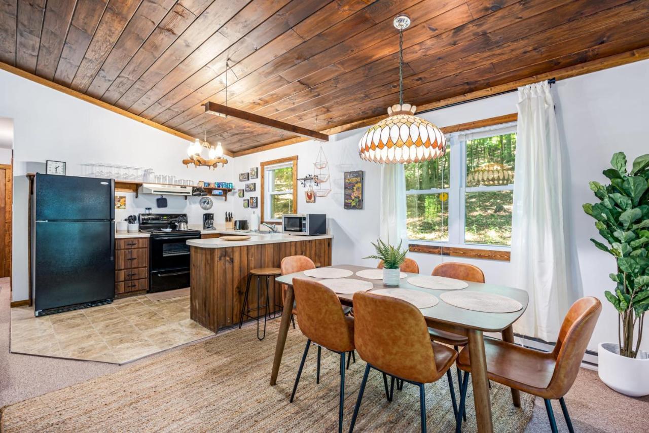Secluded W Hot Tub, Fire Pit, Deck & Updated Wifi Great Cacapon エクステリア 写真