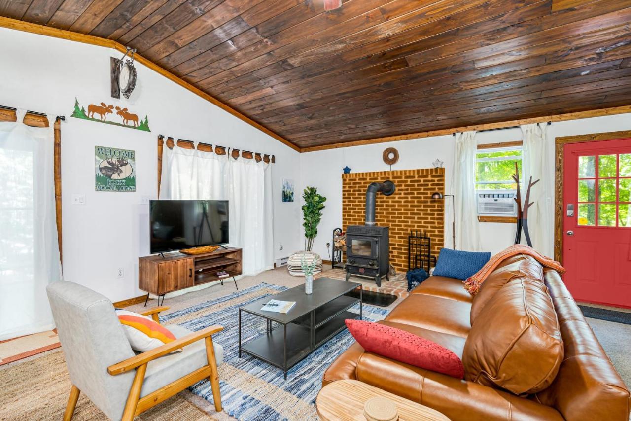 Secluded W Hot Tub, Fire Pit, Deck & Updated Wifi Great Cacapon エクステリア 写真