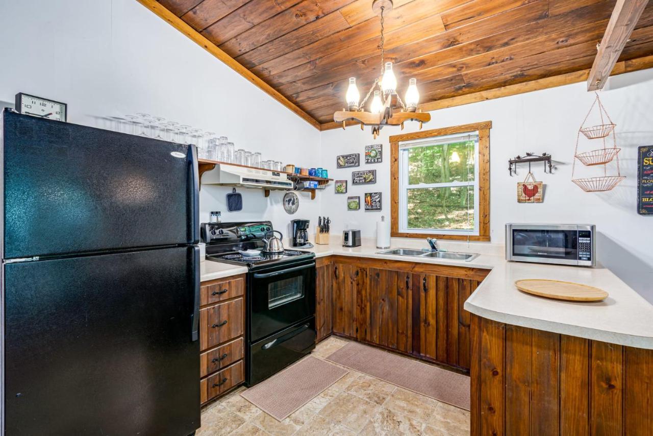 Secluded W Hot Tub, Fire Pit, Deck & Updated Wifi Great Cacapon エクステリア 写真