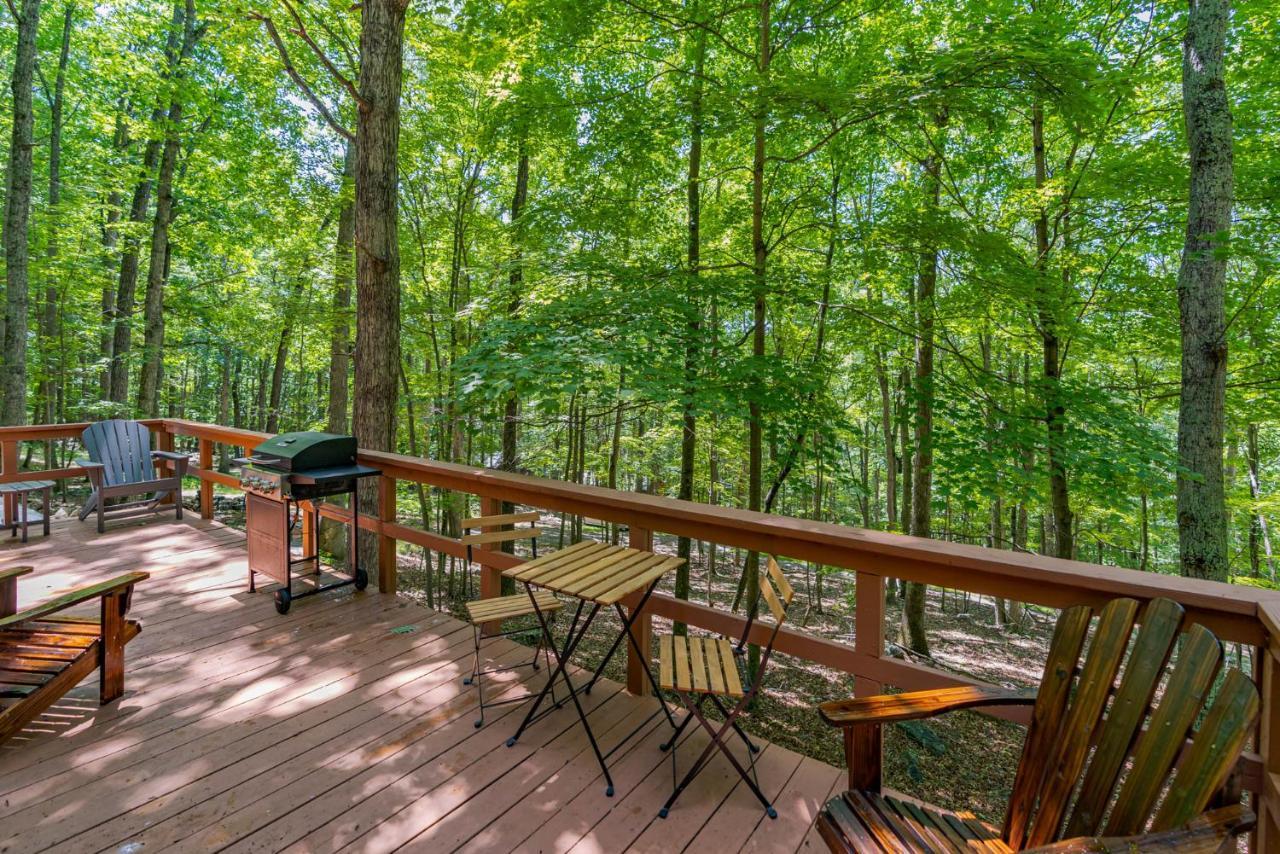Secluded W Hot Tub, Fire Pit, Deck & Updated Wifi Great Cacapon エクステリア 写真