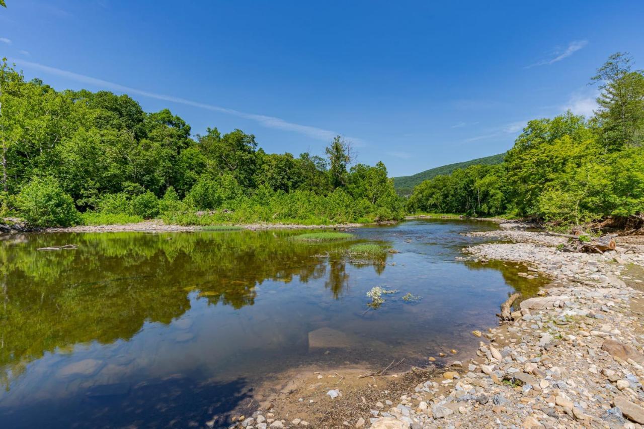 Secluded W Hot Tub, Fire Pit, Deck & Updated Wifi Great Cacapon エクステリア 写真