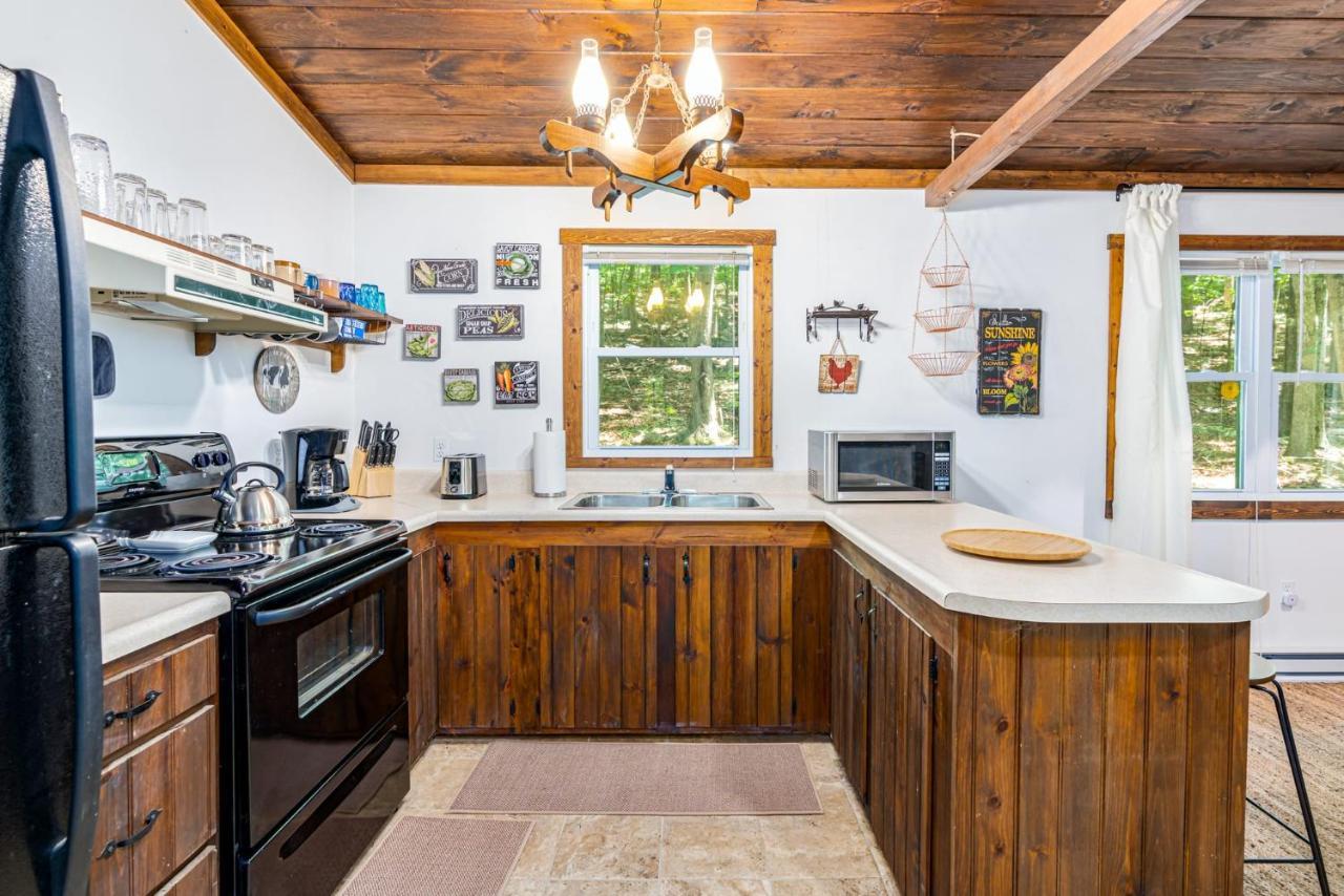 Secluded W Hot Tub, Fire Pit, Deck & Updated Wifi Great Cacapon エクステリア 写真