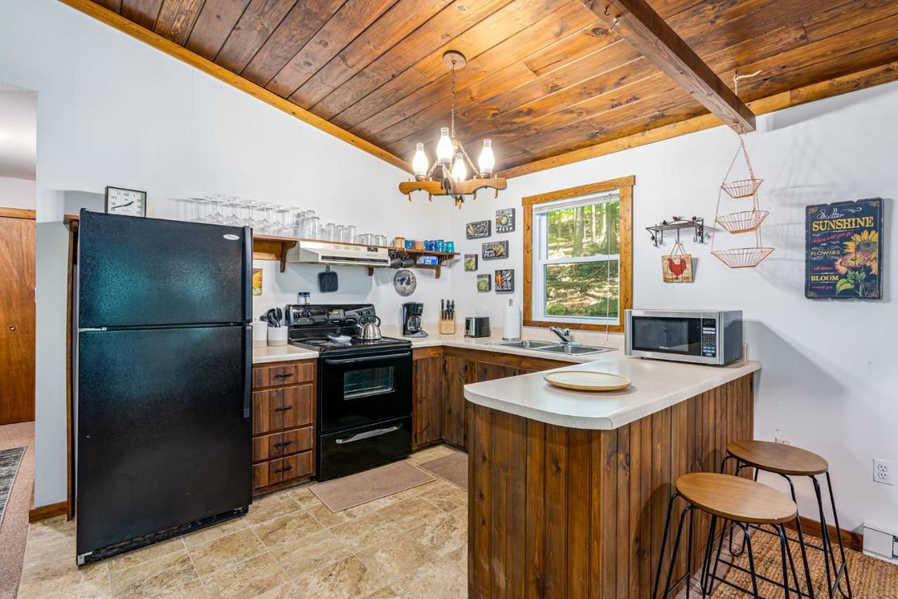 Secluded W Hot Tub, Fire Pit, Deck & Updated Wifi Great Cacapon エクステリア 写真