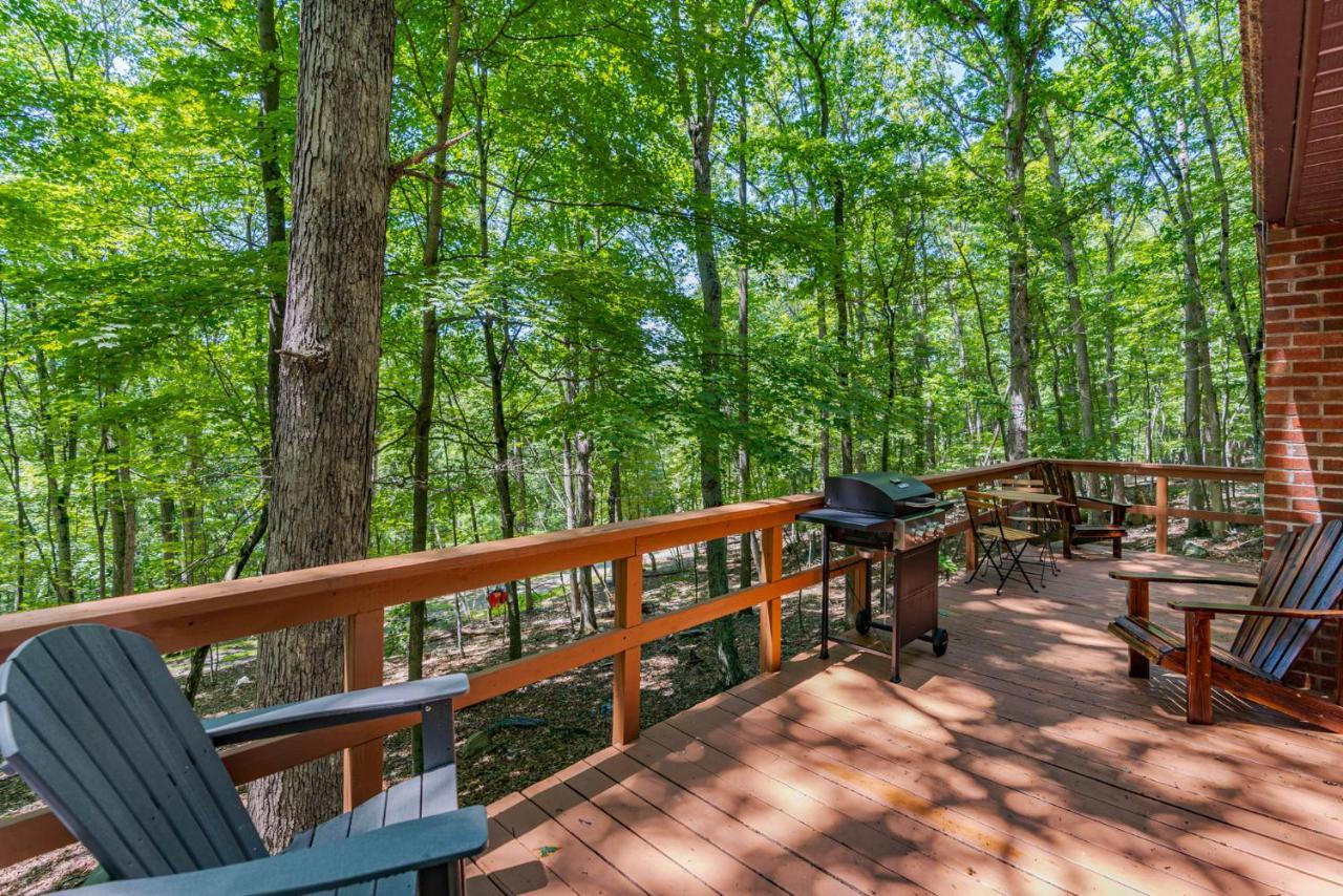 Secluded W Hot Tub, Fire Pit, Deck & Updated Wifi Great Cacapon エクステリア 写真