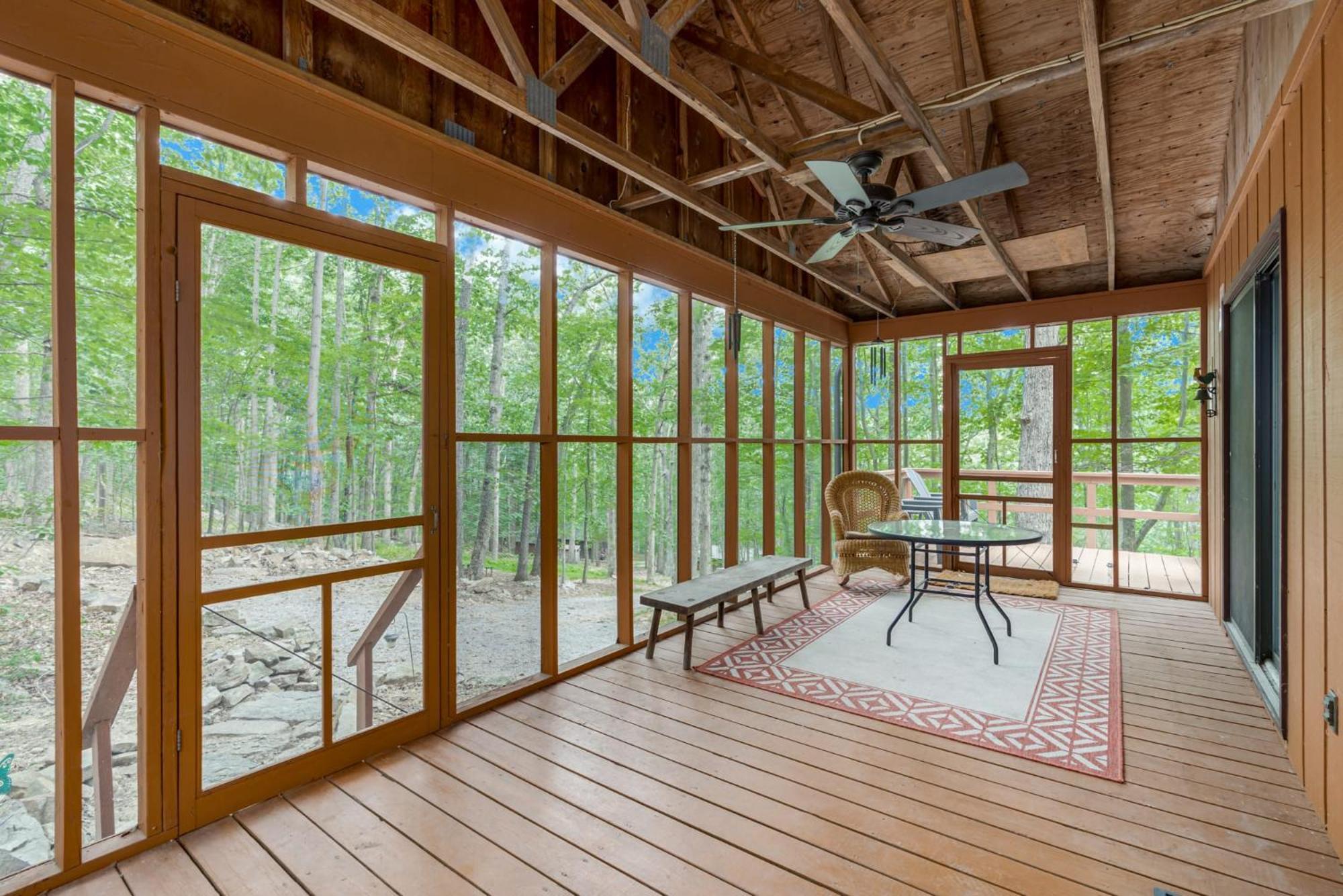 Secluded W Hot Tub, Fire Pit, Deck & Updated Wifi Great Cacapon エクステリア 写真