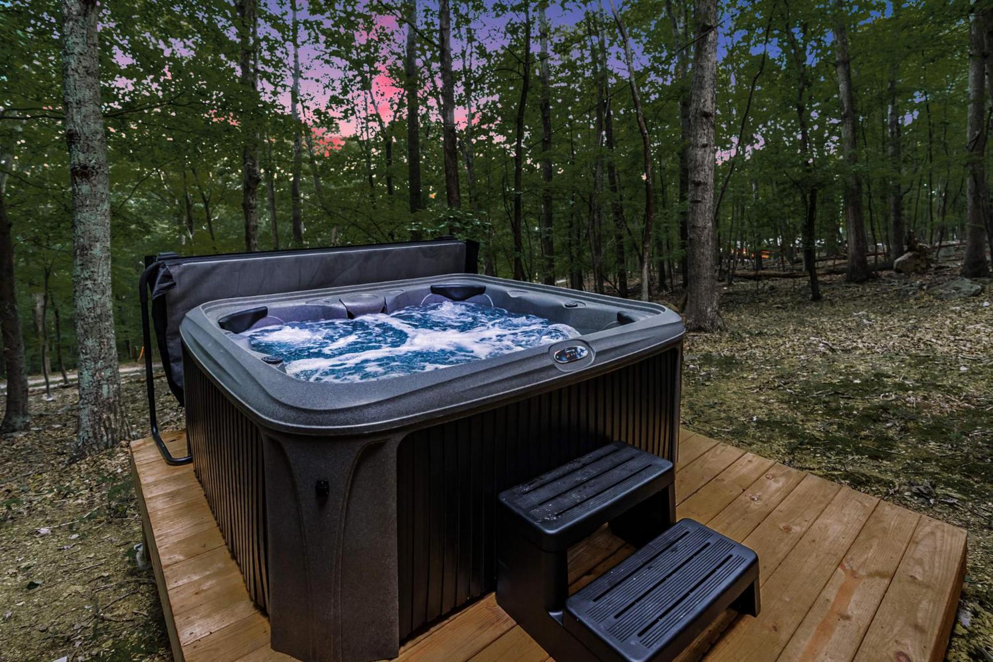 Secluded W Hot Tub, Fire Pit, Deck & Updated Wifi Great Cacapon エクステリア 写真
