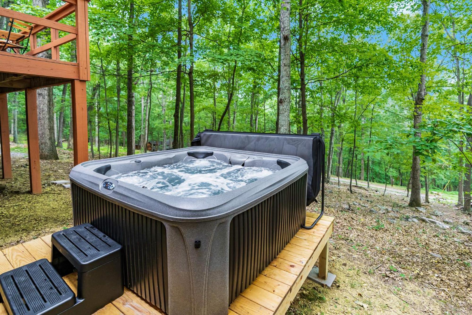 Secluded W Hot Tub, Fire Pit, Deck & Updated Wifi Great Cacapon エクステリア 写真